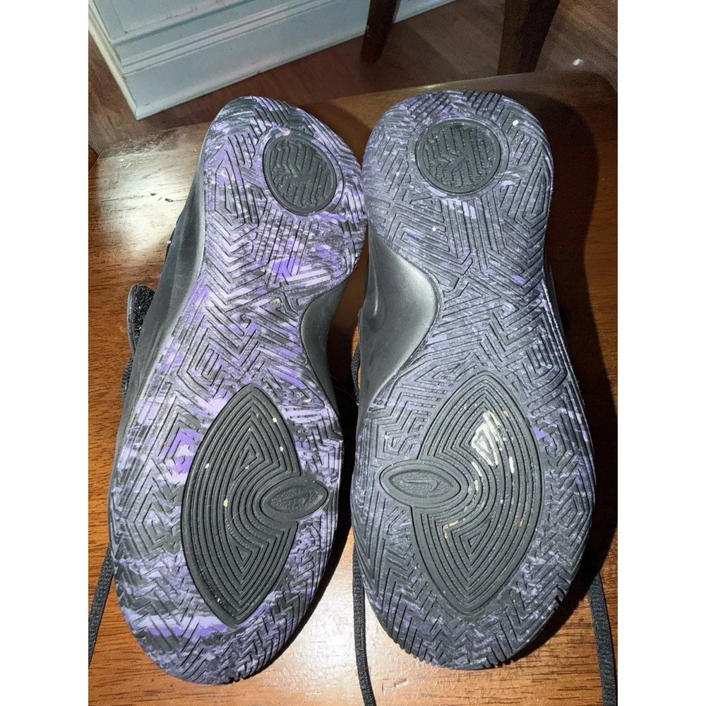 Nike Kyrie‎ Flytrap Boys Basketball Sneakers Black Purple 1.5 Mid Top